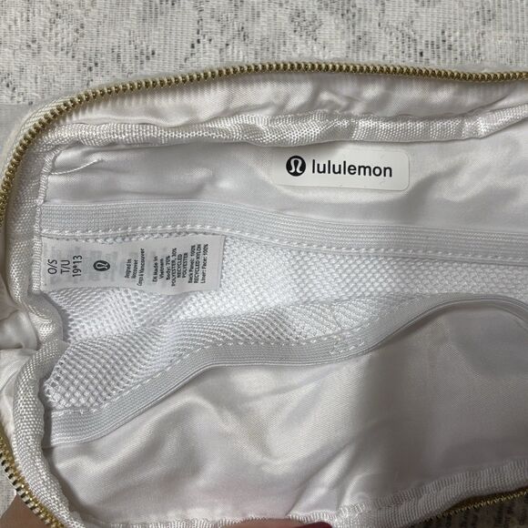 Lululemon Everywhere Belt Bag Fleece Large 1L White Opal Gold Hardware NWT - Picture 5 of 9